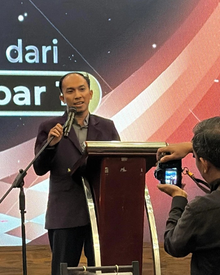 drh. Muhammad Faiz Labib berbicara di podium kegiatan PDHI Jabar 1
